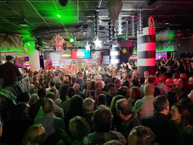 Tardeo en una discoteca