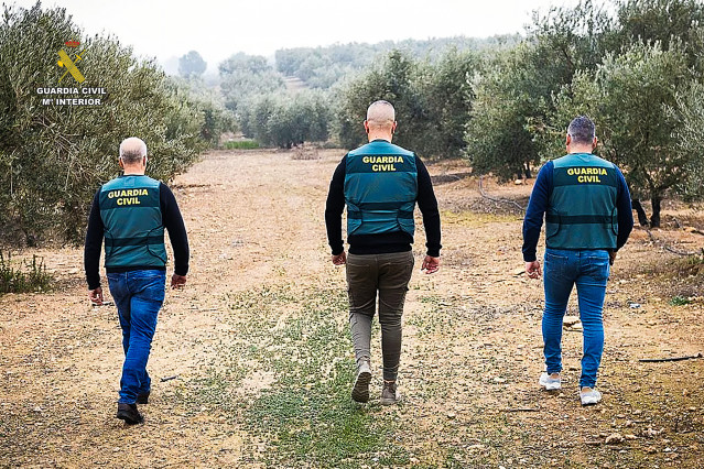 Agentes de la Guardia Civil detienen a un carballés de 32 acusado de robar en coches aparcados en una ruta de senderismo de Zas (A Coruña)