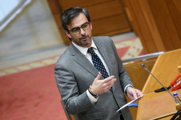 El conselleiro de Presidencia, Xustiza e Deportes, Diego Calvo, en el pleno del Parlamento de Galicia.