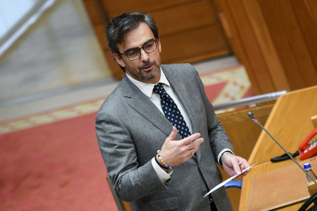 El conselleiro de Presidencia, Xustiza e Deportes, Diego Calvo, en el pleno del Parlamento de Galicia.