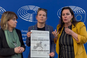 La eurodiputada del Bloco de Esquerda, Catarina Martins (i), y la eurodiputada del BNG, Ana Miranda (d).