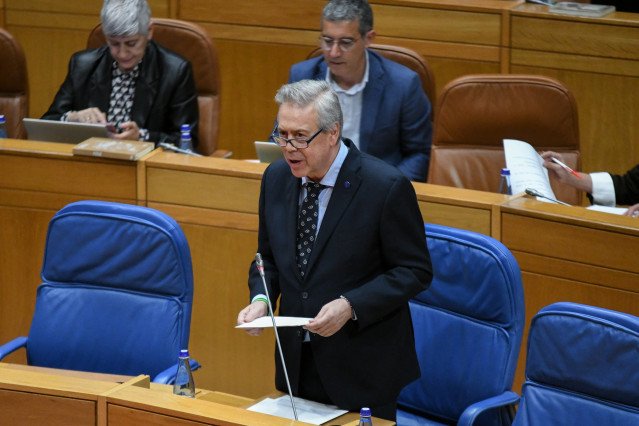 El conselleiro de Sanidade, Antonio Gómez Caamaño, responde a una respuesta parlamentaria en la Cámara gallega.