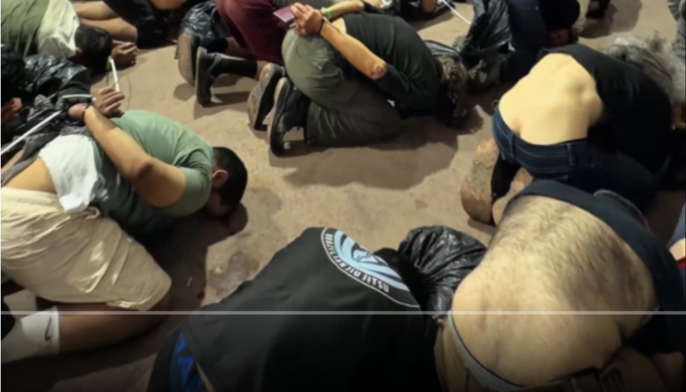 Otra imagen de los detenidos en la flotilla Sumud en un frame del vu00eddeo del Ministerio del Interior de Israel