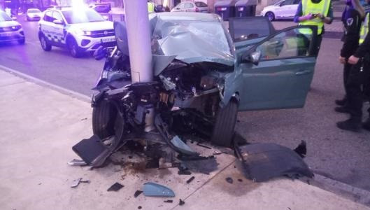 Un conductor se sale de la vía e impacta contra un báculo de alumbrado en Vigo.