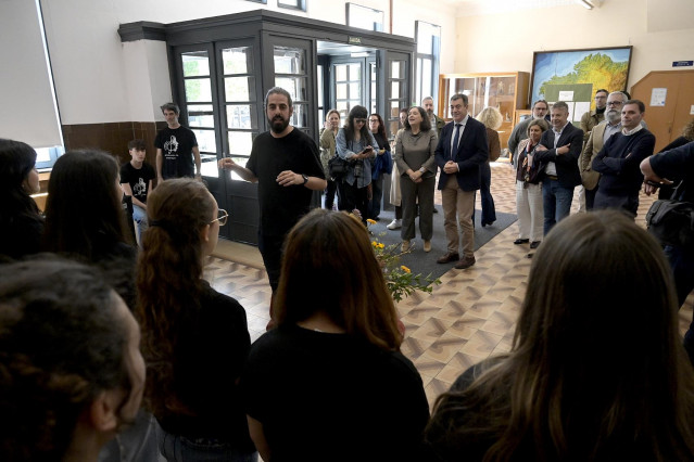 El conselleiro de Educación, Ciencia, Universidades e FP, Román Rodríguez, inaugura las obras de mejora del Instituto Salvador de Madariaga