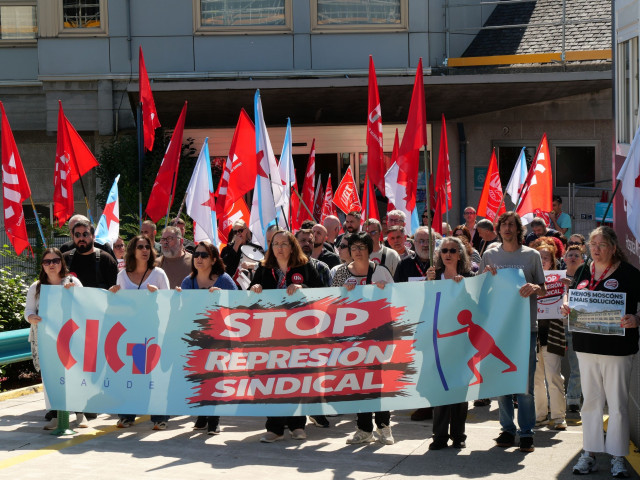 Movilización de representantes de la CIG ante el Hospital Quirón en A Coruña