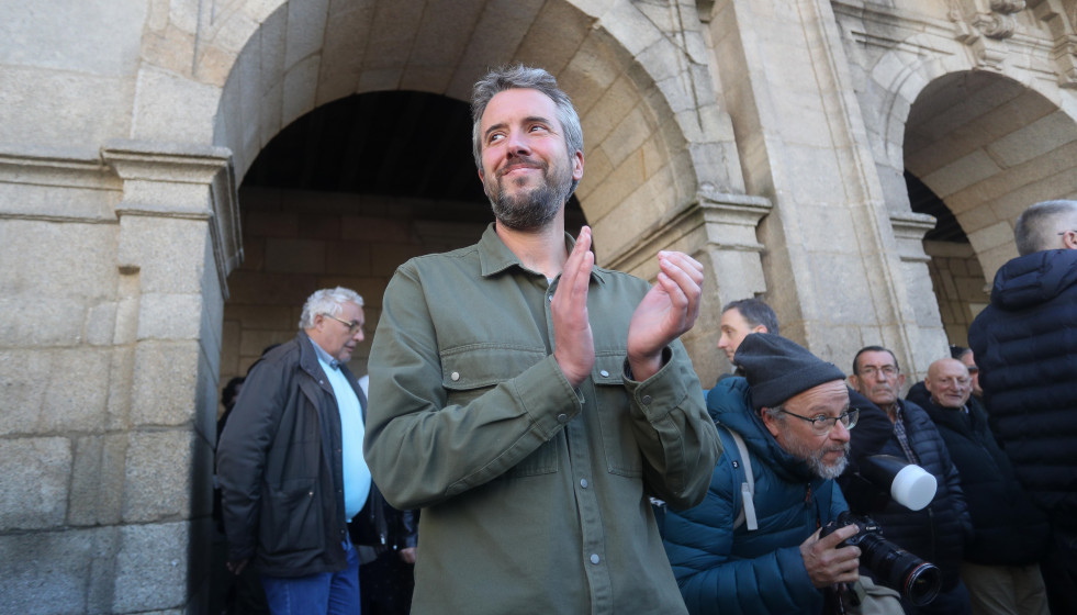 El teniente de alcalde de Lugo del BNG, Rubén Arroxo, durante la protesta a las puertas del debate de la moción de censura en el Ayuntamiento de Lugo, a 7 de mayo de 2026, en Lugo, Galicia.