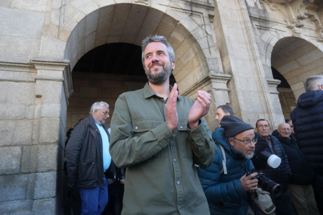 El teniente de alcalde de Lugo del BNG, Rubén Arroxo, durante la protesta a las puertas del debate de la moción de censura en el Ayuntamiento de Lugo, a 7 de mayo de 2026, en Lugo, Galicia.