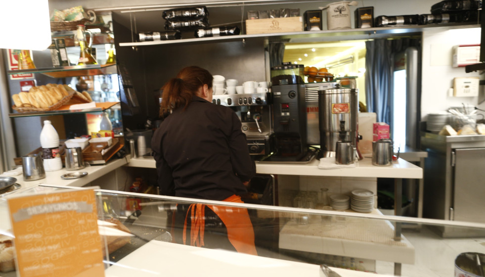 Archivo - trabajador, trabajando, camarero, bar, autónomo, consumo, cafetería, café, precios, IPC, empleo, paro, parados, hostelería