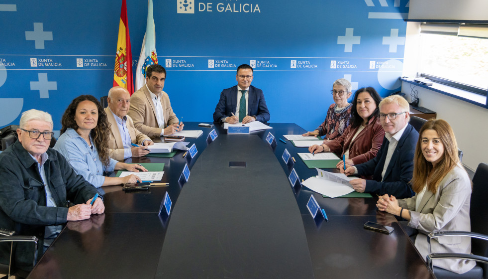 El conselleiro de Emprego e Comercio, José González, firma convenios con entidades del tercer sector, a 21 de mayo de 2026.