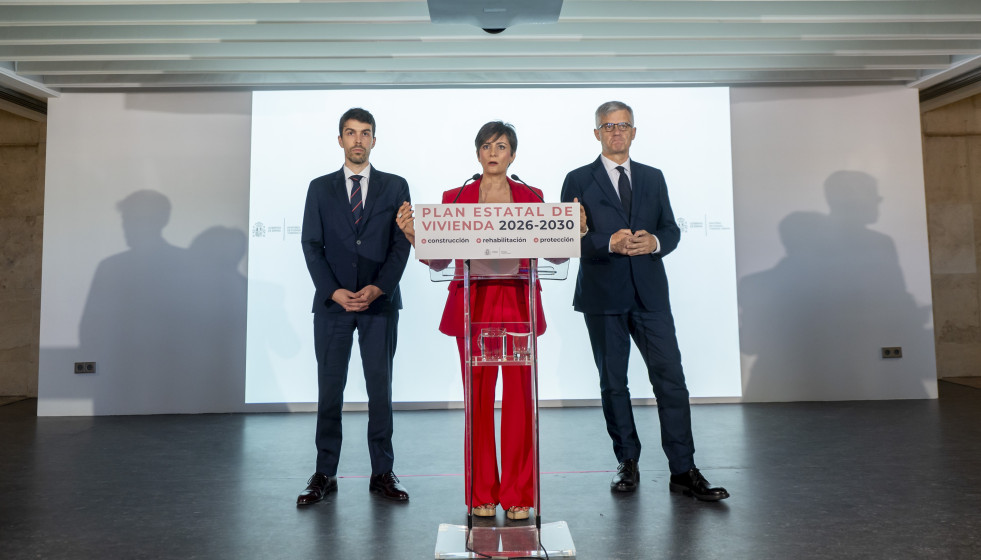 La ministra de Vivienda y Agenda Urbana, Isabel Rodríguez (c), atiende a los medios antes de la reunión de la Conferencia Sectorial de Vivienda y Agenda Urbana, en la sede del Ministerio
