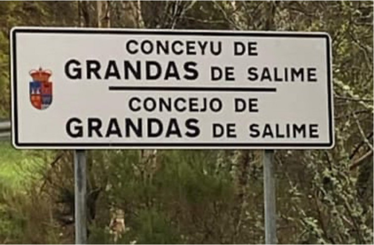Polémica porque Asturias rotula en asturiano, y no en gallego, en carreteras de comarcas gallego-hablantes