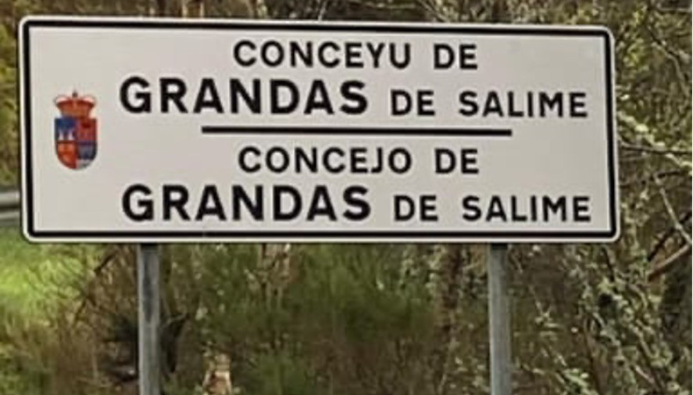 Señalización en Asturiano en en el Occidente de Asturias en una foto remitida por Axuntar