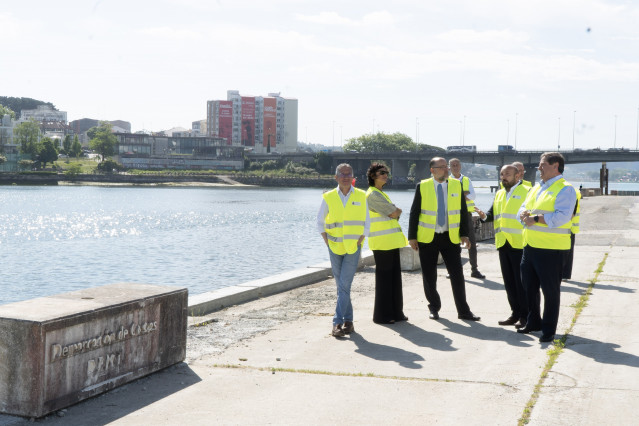 El secretario de Estado de Medio Ambiente, Hugo Morán; el portavoz del gobierno local de A Coruña, José Manuel Lage, y el subdelegado del Gobierno en A Coruña, Julio Abalde, visitan las obras en la ría de O Burgo