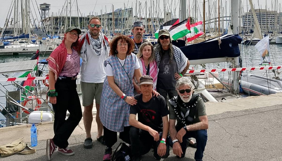 La activista Sandra Garrido (en el centro), junto al resto de integrantes de la delegación gallega de la Global Summud Flotilla.