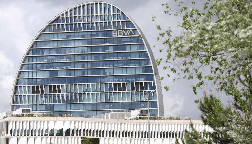 Archivo - Edificio de la sede de BBVA en Madrid, conocido como ‘La Vela’, a 22 de abril de 2021, en Madrid (España).