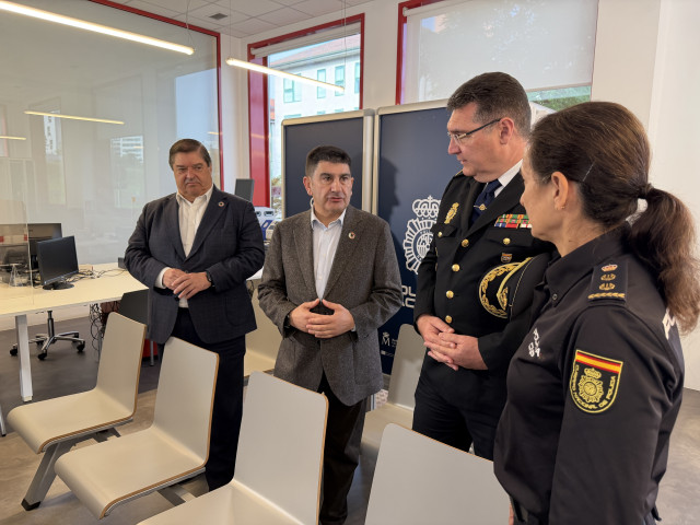 El delegado del Gobierno en Galicia, Pedro Blanco, visita la sede provisional de la Policía Nacional