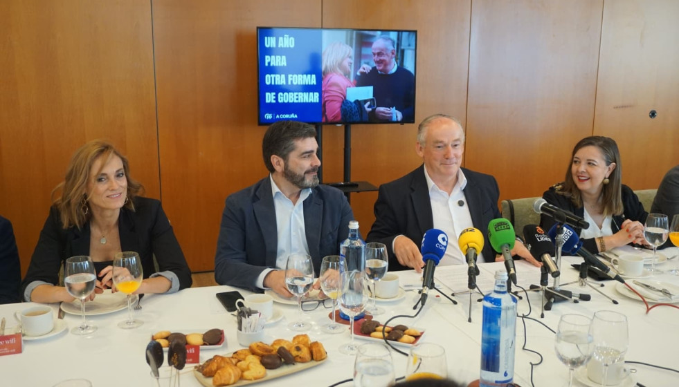 El portavoz del PP en el Ayuntamiento de A Coruña, Miguel Lorenzo, con su equipo durante un desayuno informativo.