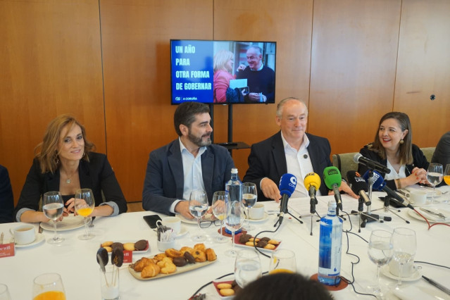 El portavoz del PP en el Ayuntamiento de A Coruña, Miguel Lorenzo, con su equipo durante un desayuno informativo.