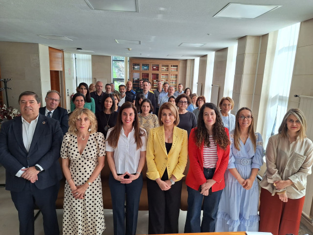 Constitución del grupo de trabajo impulsado por el tribunal de instancia de Santiago para la detección y tratamiento de situaciones de abuso o maltrato a personas mayores.