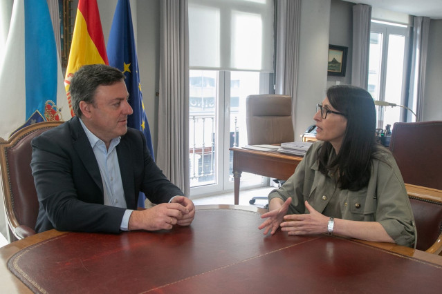 El presidente de la Diputación de A Coruña, Valentín González Formoso, con la rectora de la USC, Rosa Crujeiras, en la sede del organismo provincial.