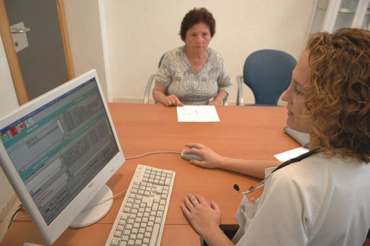 La principal asociación de los médicos de familia de Galicia se opone a los pluses por recortar las bajas médicas