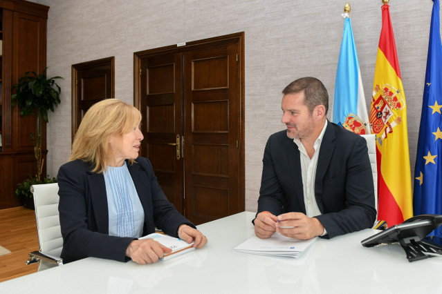 El conselleiro de Cultura, Lingua e Xuventude, José López Campos, reunido con la alcaldesa coruñesa de Trazo, Josefina Suárez.