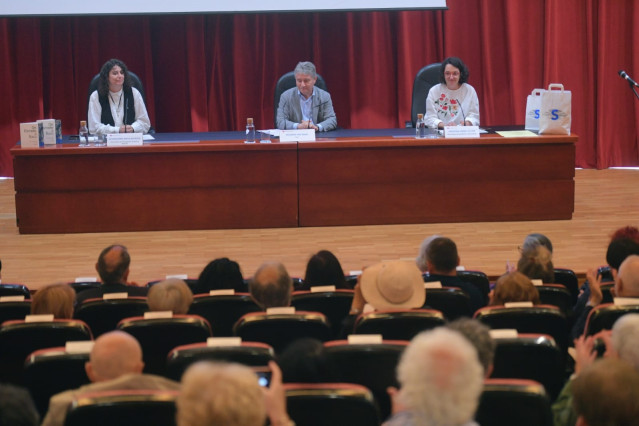 El rector de la UDC, Ricardo Cao Abad; la vicerrectora de Divulgación, Cultura e Deporte, Cristina Naya Riveiro; y la vicerrectora de Igualdad y Diversidad, Cristina López Vilar, durante la celebración del Día das Letras Galegas 2026.