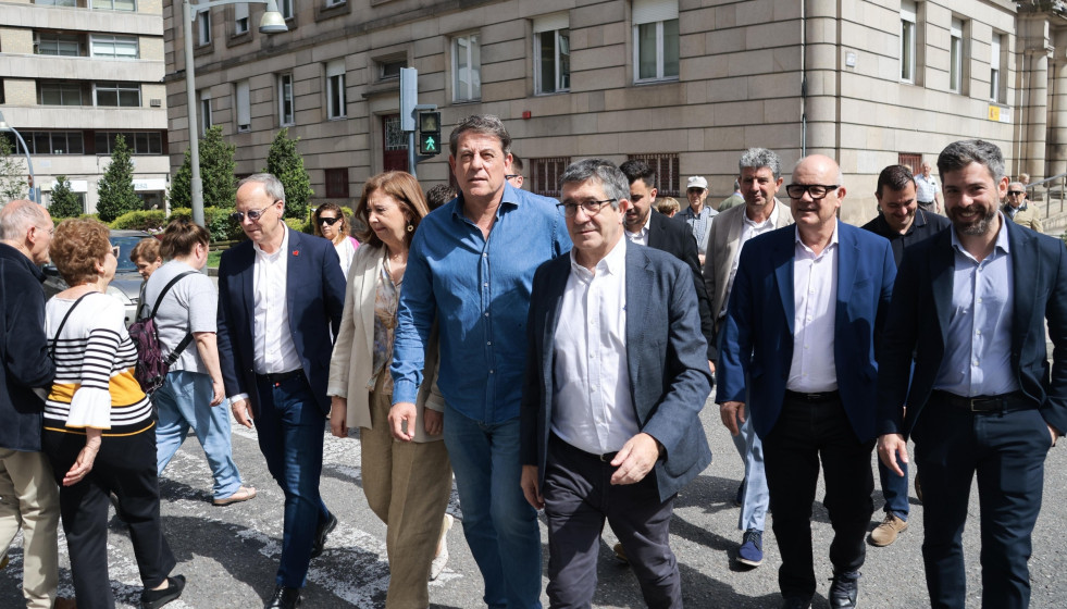 El secretario xeral del PSdeG, José Ramón Gómez Besteiro, junto al portavoz del PSOE en el Congreso, Patxi López, y otros cargos socialistas
