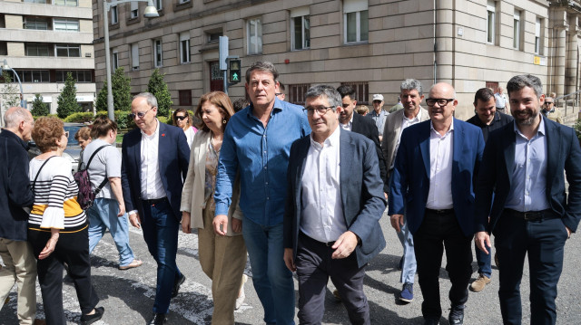 El secretario xeral del PSdeG, José Ramón Gómez Besteiro, junto al portavoz del PSOE en el Congreso, Patxi López, y otros cargos socialistas