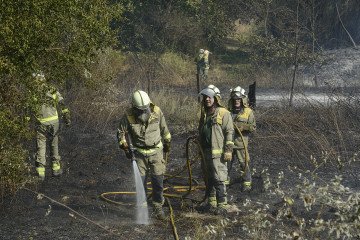 Archivo - Varios bomberos trabajan en la extinción de un incendio en Tarascón, a 21 de julio de 2022, en Tarascón, Ourense, Galicia (España). Un pequeño incendio declarado pasadas las 17:00 ha pu