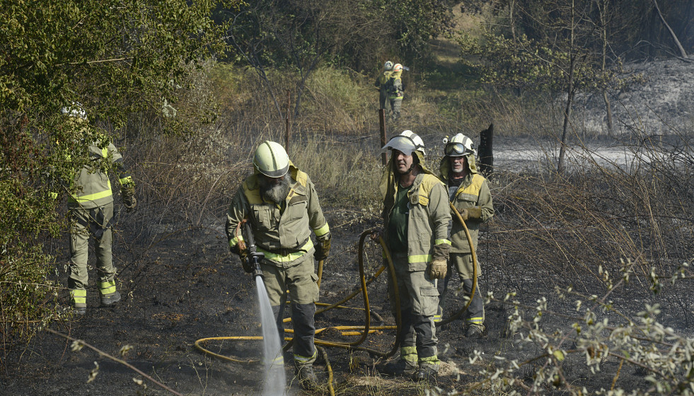 Archivo - Varios bomberos trabajan en la extinción de un incendio en Tarascón, a 21 de julio de 2022, en Tarascón, Ourense, Galicia (España). Un pequeño incendio declarado pasadas las 17:00 ha pu