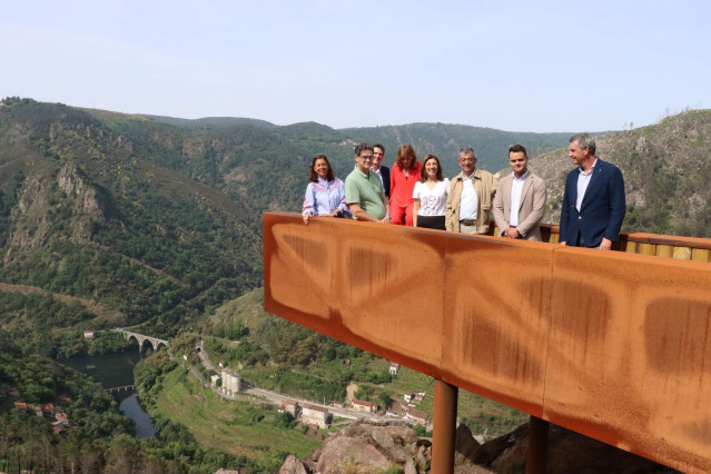 La conselleira de Medio Ambiente e Cambio Climático, Ángeles Vázquez, vista el mirador Pena do Conde, en Sober.