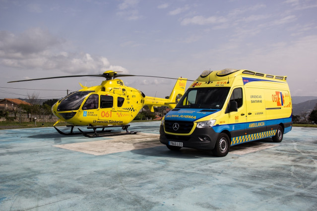 Archivo - Helicóptero y ambulancia del 061.