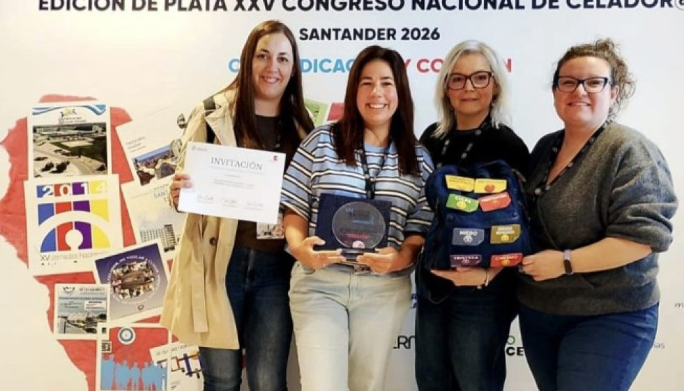 Las celadoras del HULA recogiendo la distinción