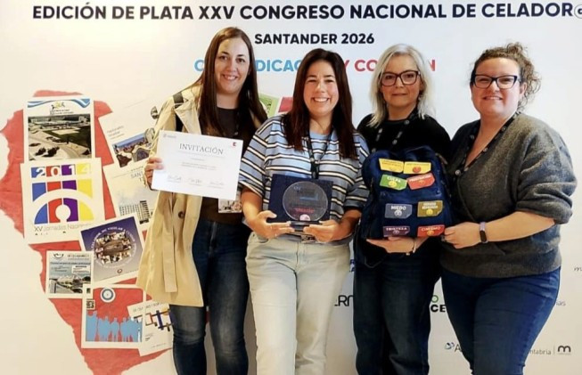 Las celadoras del HULA recogiendo la distinciu00f3n