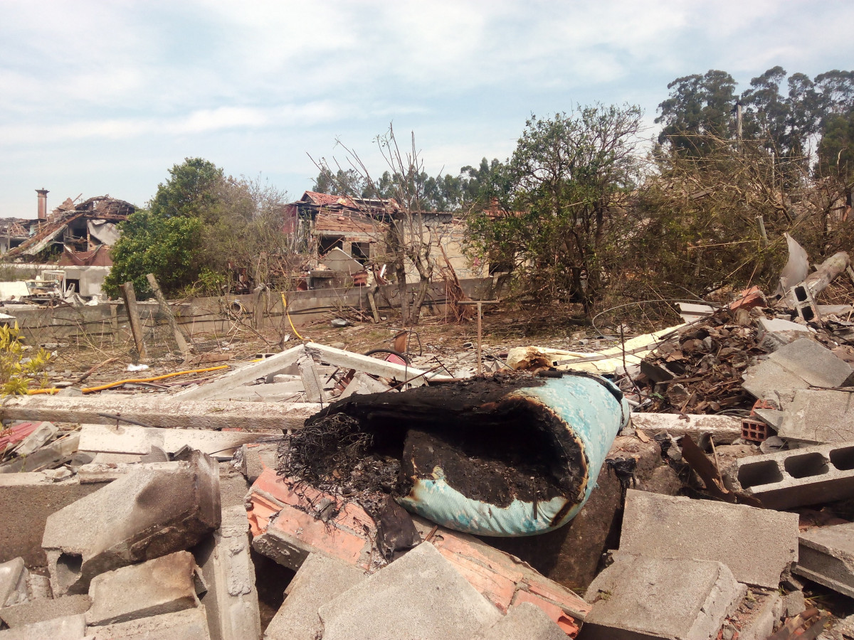 Archivo - Escombros tras la explosión de Tui en Paramos, que dejó arrasó viviendas