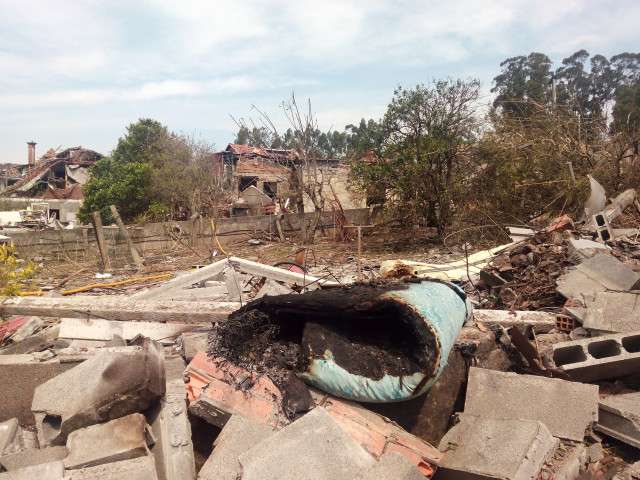 Archivo - Escombros tras la explosión de Tui en Paramos, que dejó arrasó viviendas