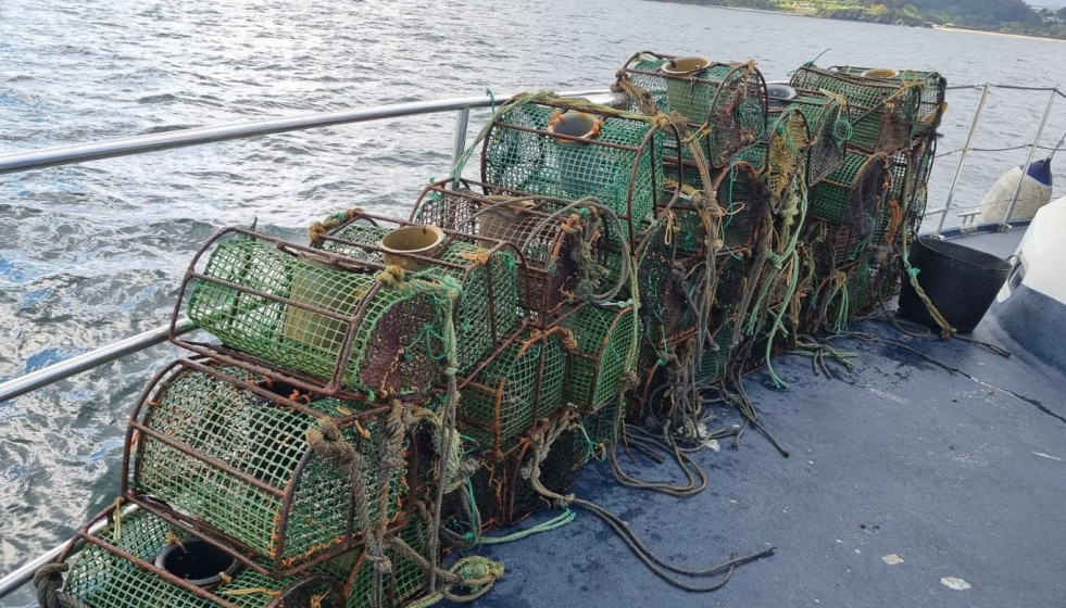 Gardacostas de Galicia retira 783 aparatos de pesca no autorizados y casi 670 kilos de pulpo
