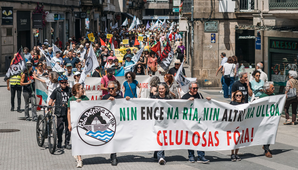 Numerosas personas participan en una marcha festiva, a 24 de mayo de 2026, en Pontevedra, Galicia (España).