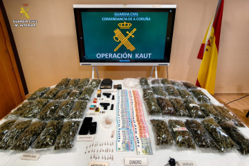 Efectos incautados en la operación 'Kaut', llevada a cabo por la Guardia Civil en Rois.