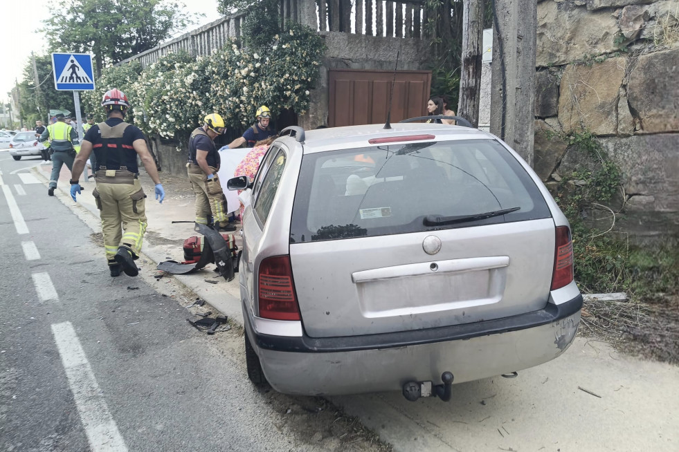 Un coche invade la acera en Sanxenxo (Pontevedra) y atropella a tres personas, a 24 de mayo de 2026.