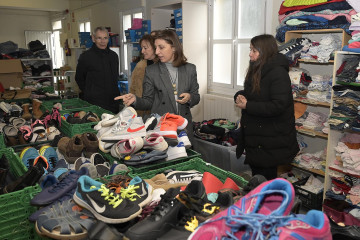 Archivo - La conselleira de Medio Ambiente e Cambio Climático, Ángeles Vázquez, en una visita a la zona de almacenaja de ropa y reutilización de Padre Rubinos