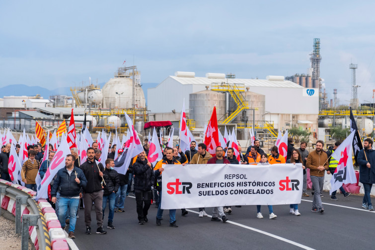 La huelga no se detiene en las refinerías españolas con el precio de los carburantes en el centro de la crisis
