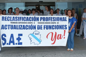 El Sindicato de Técnicos de Enfermería (SAE) y el Sindicato Nacional de Técnicos (TECNOS) se concentran este lunes en la puerta de los hospitales de toda España en apoyo a la huelga, convocada por