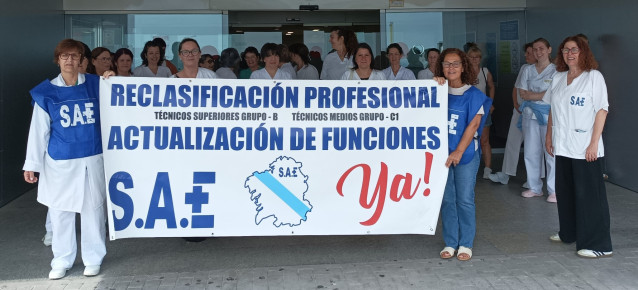 El Sindicato de Técnicos de Enfermería (SAE) y el Sindicato Nacional de Técnicos (TECNOS) se concentran este lunes en la puerta de los hospitales de toda España en apoyo a la huelga, convocada por UGT y CCOO, por la reclasificación profesional