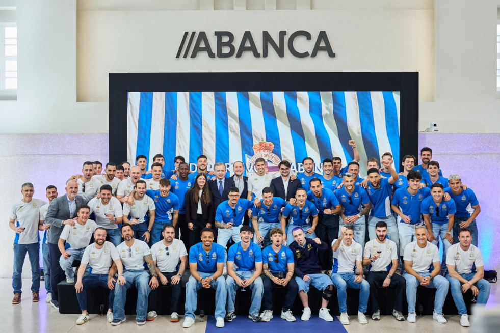 El presidente de Abanca y del Real Club Deportivo, Juan Carlos Escotet,  y directivos de la entidad junto al equipo técnico y jugadores del Deportivo
