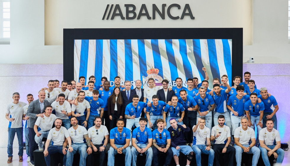 El presidente de Abanca y del Real Club Deportivo, Juan Carlos Escotet,  y directivos de la entidad junto al equipo técnico y jugadores del Deportivo