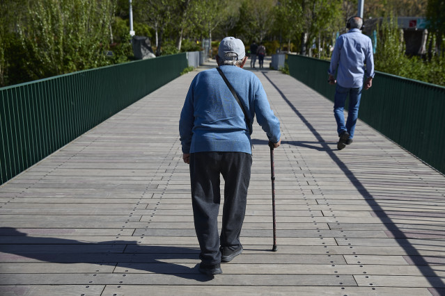 Archivo - Varias personas en el parque de Madrid Río, a 6 de abril de 2026, en Madrid