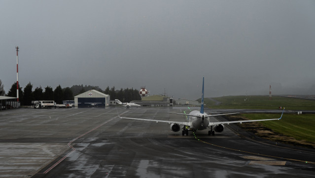 Archivo - Un avión de la compañía Air Europa, a su llegada al Aeropuerto de Alvedro, a 4 de noviembre de 2023, en A Coruña, Galicia (España).